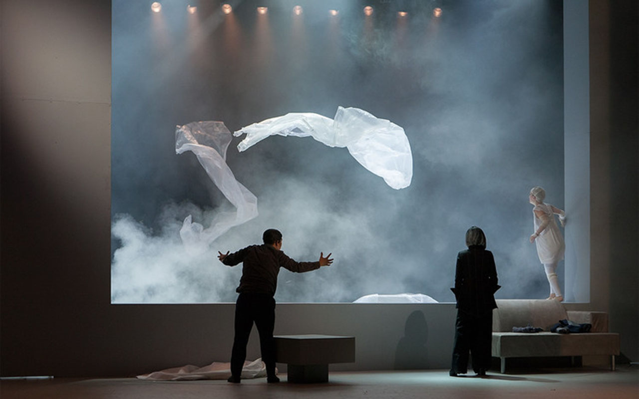 Die Videoübertragung beider Besetzungen der Oper ''Melusine'' von Aribert Reimann in die Regie von Frank Hilbrich. Kopieren Sie auf Ihrem Browser den Link https://www.udk-berlin.de/universitaet/mediathek/konzerte/oper/aribert-reimann-melusine/